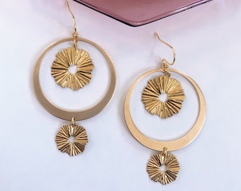 Aquí llegan los pendientes de sol ~ Pendientes colgantes de latón con forma de sol, luna y círculo, hechos a mano en Filadelfia, de inspiración vintage.