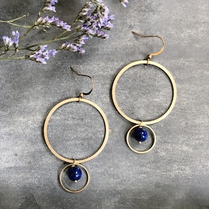 Belmont Ohrringe ~ Lapis Lazuli ~ Dunkelblau Navy Edelstein Perlen Kreise Creolen Messing Statement Geometrische Handgemachte Ohrhänger
