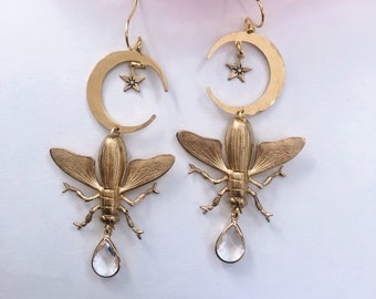 Pendientes de polilla mágicos ~ Llamativos insectos, luna creciente, estrella, cristal transparente, latón, colgantes de verano, hechos a mano en Filadelfia, de inspiración vintage.