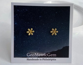 Blumen Ohrstecker ~ Messing ~ Zarte Gold Blumen Ohrstecker Hypo Allergenic Handmade in Philadelphia Minimal