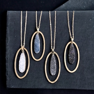 Collar Otisco ~ Druzy ~ Colgante de cadena larga ovalado de latón martillado con lágrima negra brillante de hematita azul blanquecina bañada en oro