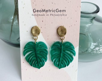 Monstera Ohrringe ~ Grün Acryl & Messing ~ Blumen Blumen Design Acryl Ohrstecker Ohrstecker Sommer Urlaub Brautschmuck