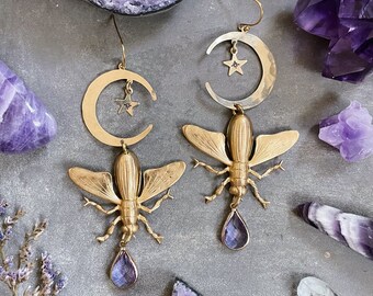 Pendientes mágicos de polilla ~ Pendientes colgantes de verano con forma de insecto, luna creciente, estrella, cristal morado y latón, hechos a mano en Filadelfia, de inspiración vintage.