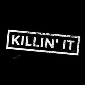 Puede incluir: Camiseta negra con una caja rectangular blanca que dice "KILLIN' IT" en una fuente desgastada.