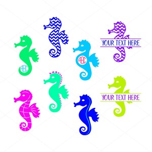 Può includere: Un download digitale di un design di cavalluccio marino in vari colori, tra cui blu, verde, viola e rosa. Il design include un'opzione di monogramma e il testo "YOUR TEXT HERE". Il design è disponibile nei formati SVG, PDF, EPS, DXF e PNG. L'immagine mostra una ragazza che indossa una maglietta con il design del cavalluccio marino, una borsa di tela con il design del cavalluccio marino e una tazza con il design del cavalluccio marino. L'immagine include anche una garanzia di soddisfazione del 100% e recensioni dei clienti.