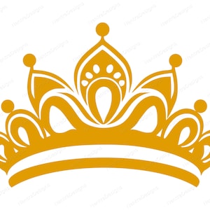Pode incluir: Uma coroa dourada com um design detalhado. A coroa tem um topo pontudo e uma base arredondada.