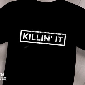 Puede incluir: Camiseta negra con una caja rectangular blanca que dice "KILLIN' IT" en una fuente desgastada.