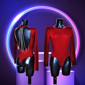 Women&#39;s Maroon Open Back Chain Drop Crew Neck Bodysuit