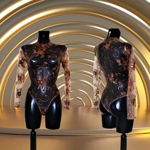 Body da donna con scollo a polo in pizzo marrone con fiori e paillettes