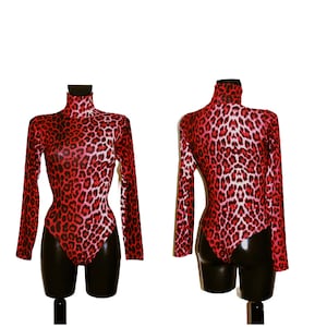 Op de afbeelding: Een rood-witte luipaardprint lange mouwen bodysuit met een turtleneck.