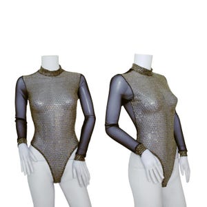 Bodysuit da donna con collo alto, paillettes dorate bicolore, pois e rete nera