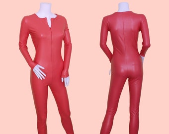 Combinaison femme rose Cerise souple en similicuir PVC avec fermeture éclair sur le devant et col ras du cou catsuit