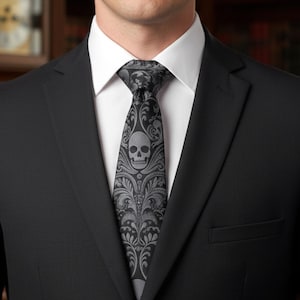 Cravate en coton noire et grise tête de mort | Cravate gothique pour hommes faite main et teinte à la main | Longue ou fine