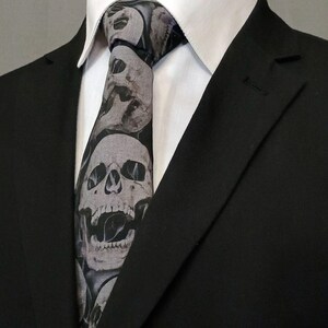 Elegant Grey Skull Necktie – Gothic Menswear Accessory – Unique Pattern for Formal and Casual Wear