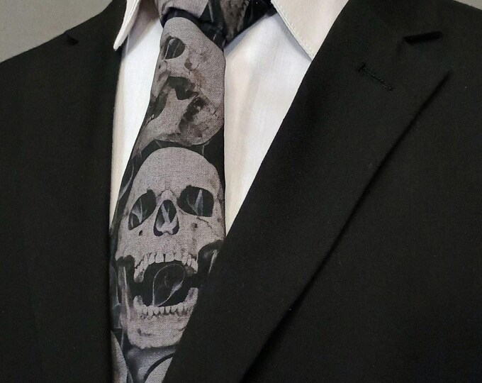 Elegant Grey Skull Necktie – Gothic Menswear Accessory – Unique Pattern for Formal and Casual Wear