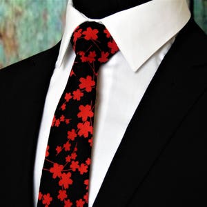 Schwarze und rote Blumenkrawatte - Mens Blossom Tie, auch als Skinny Tie erhältlich.