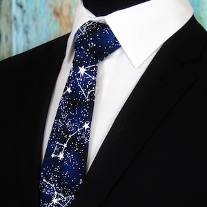 Peut inclure: Une cravate bleu foncé avec un motif de constellation blanche. La cravate est faite d'un tissu doux et confortable et est parfaite pour ajouter une touche de style à n'importe quelle tenue.