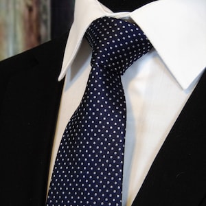 Cravate Navy – Cravate bleu marine 100% soie pour hommes.