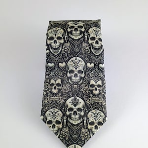 Corbata gótica negra con calavera / Corbata gótica única hecha a mano