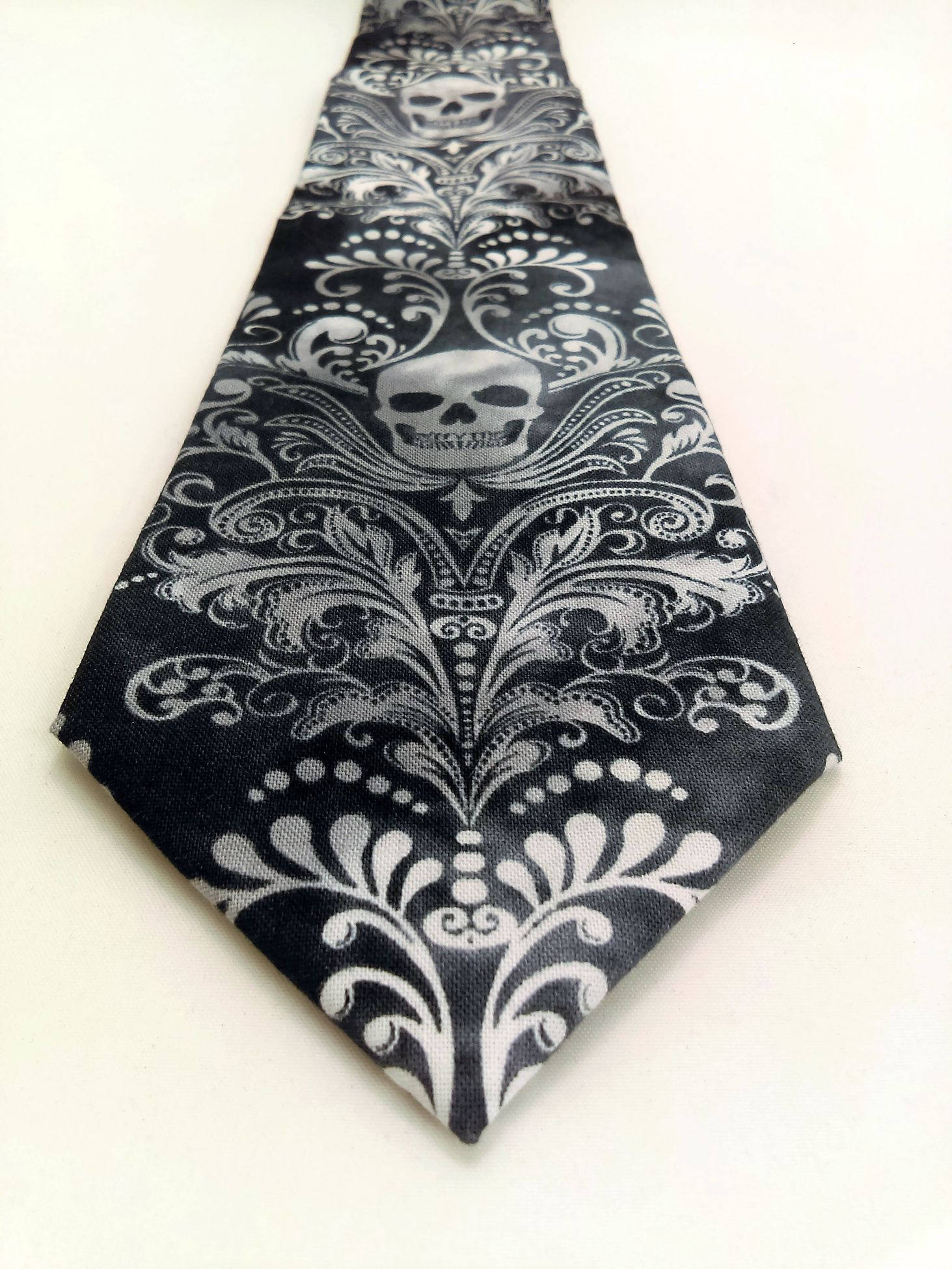 mens skull tie