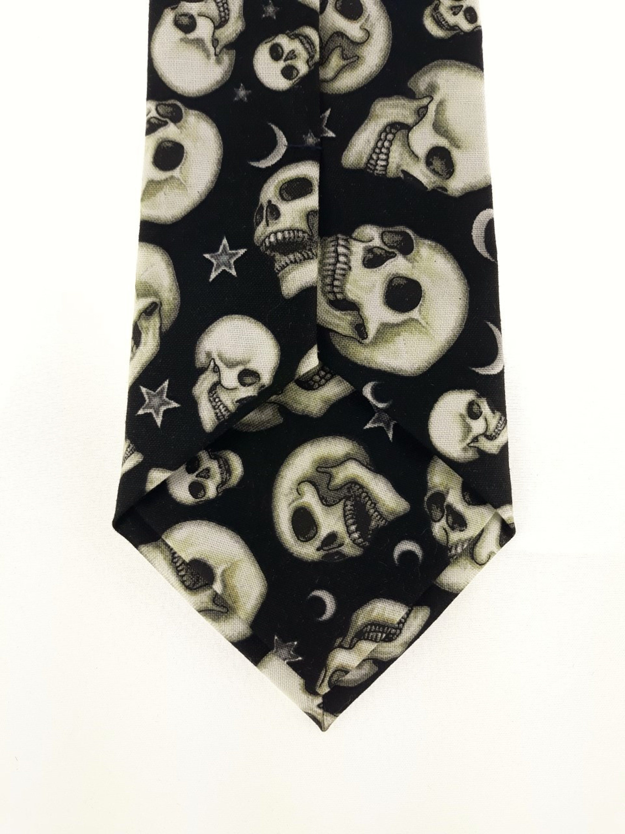 White and Black Skull Tie – Mens Halloween Skull Necktie.