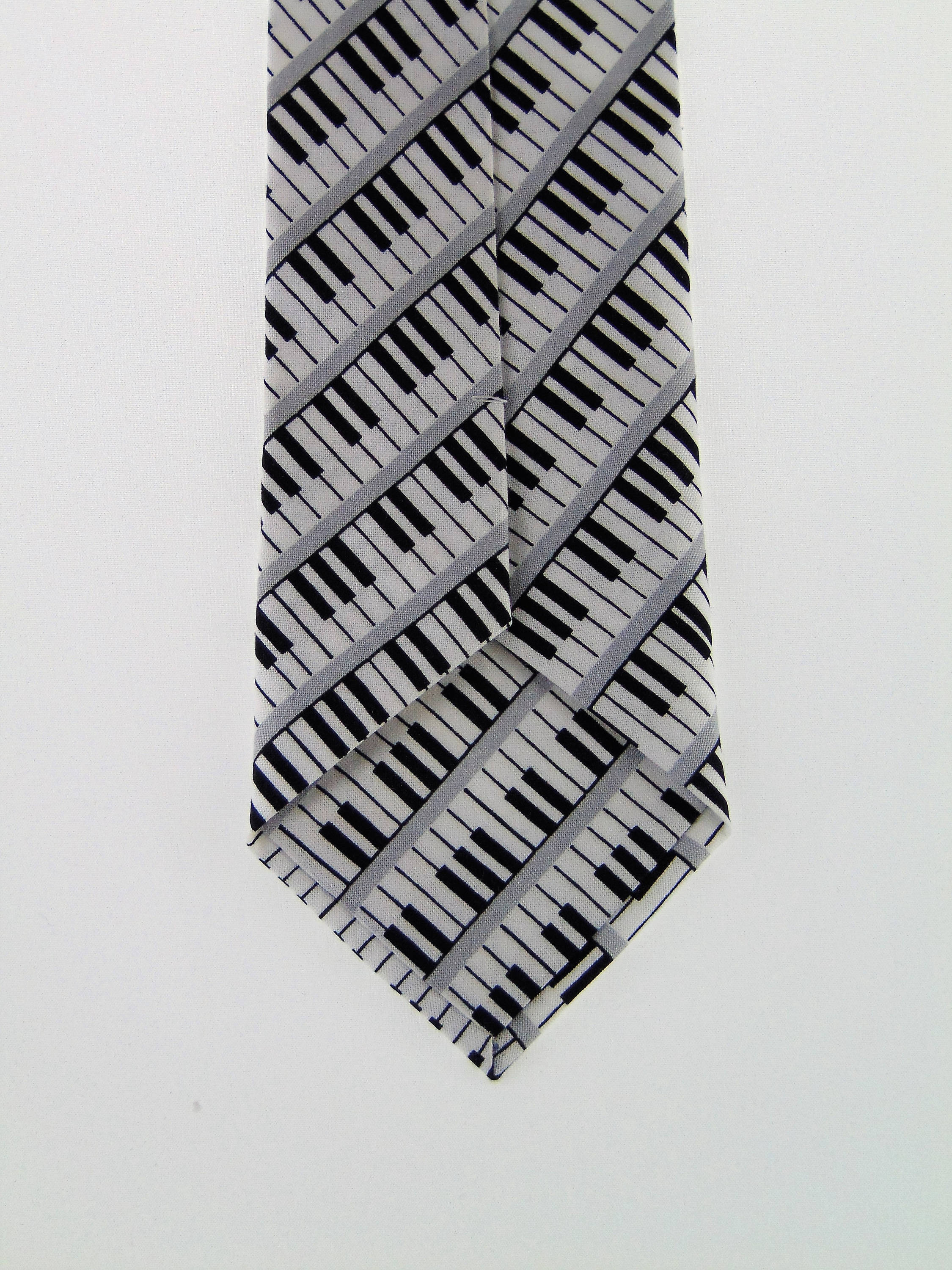 skinny piano tie