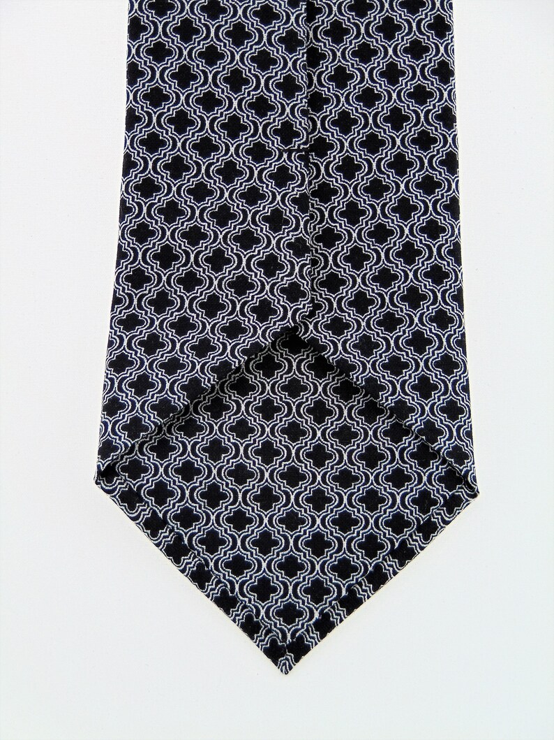 what color tie should father of bride wear