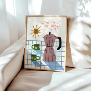 Puede incluir: Una lámina artística enmarcada con una cafetera italiana rosa, dos tazas verdes con flores rosas y un sol amarillo sobre un fondo de cuadrícula azul. El texto dice: "WHAT IF IT ALL WORKS OUT?". La ilustración tiene un estilo sencillo y plano.