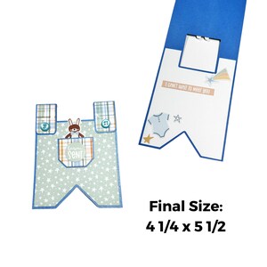 Puede incluir: Una tarjeta azul y verde con un dise&ntilde;o de bolsillo que presenta un peque&ntilde;o conejito y el texto "Little Sent". La tarjeta est&aacute; doblada por la mitad y tiene un borde azul. La tarjeta mide 4 1/4 pulgadas por 5 1/2 pulgadas.