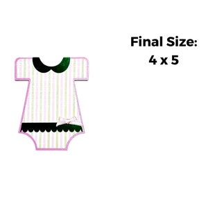 Puede incluir: Un pelele a rayas rosa y blancas con cuello negro y lazo verde. El pelele mide 10 cm por 12,7 cm.
