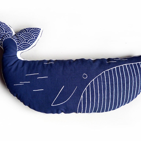 Baleine bleue, Coussin décoratif sérigraphié en tissu recyclé, toile de coton et lin