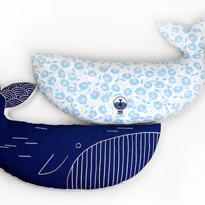 Baleine bleue, Coussin décoratif sérigraphié en tissu recyclé, toile de coton et lin dos fleurs bleu rose