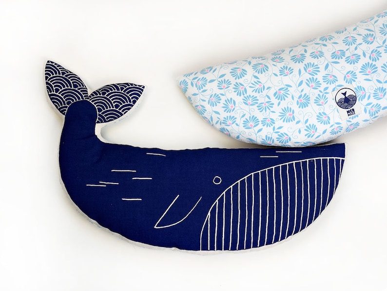 Blue whale, Cuscino decorativo serigrafato in tessuto riciclato, tela di cotone e lino immagine 3
