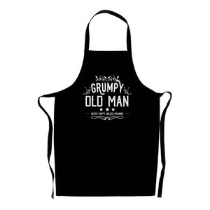 Puede incluir: Delantal negro con texto blanco que dice "Grumpy Old Man - Never Happy Unless Moaning".