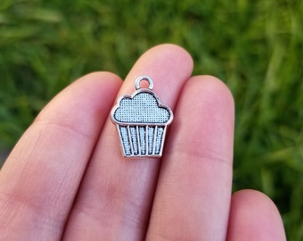 5 Pieces Cupcake Charm Antique Silver Tone, Muffin Charm, Baking Charm, Cake Charm, Cupcake Pendant B27978