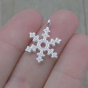 1 PIECE Silver plated snowflake charm with white enamel, Snowflake charm, winter charm, holiday charm, Christmas charm, winter B71492