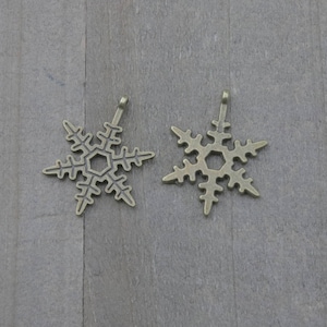 10 PIECES Antique bronze snowflake charm, Snowflake charm, winter charm, holiday charm, Christmas charm, winter, winter wonderland K02515