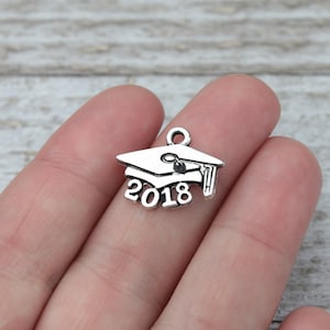 BULK 100 PIECES Graduation cap charms, 2018 charms, 2018 graduation charm, graduation cap, grad gift diy, student charms, school B0094196