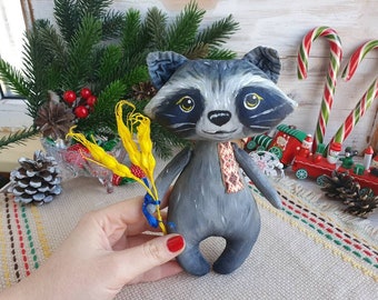 Handgefertigter Waschbär, Waschbär-Plüschtier, Ukrainischer Waschbär, Puppe als Patriot der Ukraine, Waschbär-Geschenke, Einzigartige Weihnachtspuppe, Künstler-Teddybär