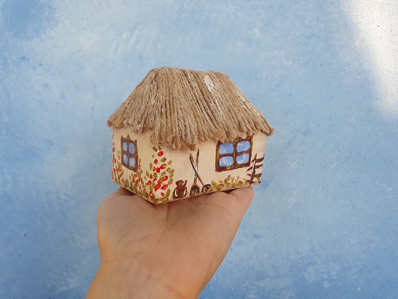 Ornement de collection de maison miniature ukrainienne Ukraine Folk, figurine de maison miniature, figure de maison détaillée faite à la main, objet d'art recyclé image 3