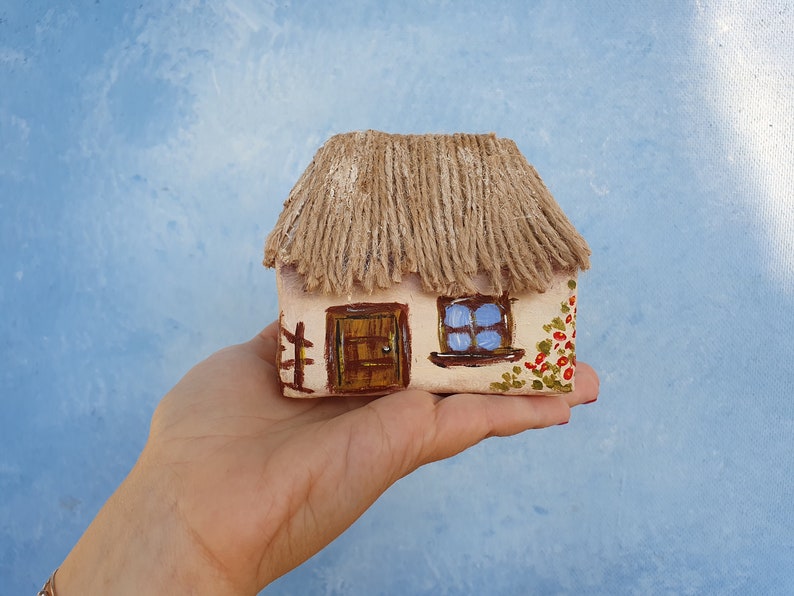 Ornement de collection de maison miniature ukrainienne Ukraine Folk, figurine de maison miniature, figure de maison détaillée faite à la main, objet d'art recyclé image 4
