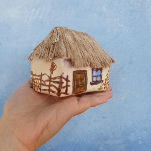 Ornement de collection de maison miniature ukrainienne Ukraine Folk, figurine de maison miniature, figure de maison détaillée faite à la main, objet d'art recyclé image 6