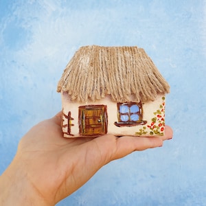 Ornement de collection de maison miniature ukrainienne Ukraine Folk, figurine de maison miniature, figure de maison détaillée faite à la main, objet d'art recyclé image 1