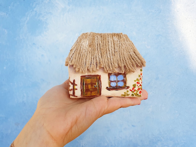 Ornement de collection de maison miniature ukrainienne Ukraine Folk, figurine de maison miniature, figure de maison détaillée faite à la main, objet d'art recyclé image 1