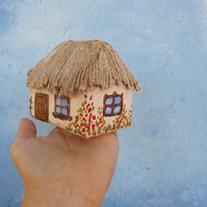 Ornement de collection de maison miniature ukrainienne Ukraine Folk, figurine de maison miniature, figure de maison détaillée faite à la main, objet d'art recyclé image 2