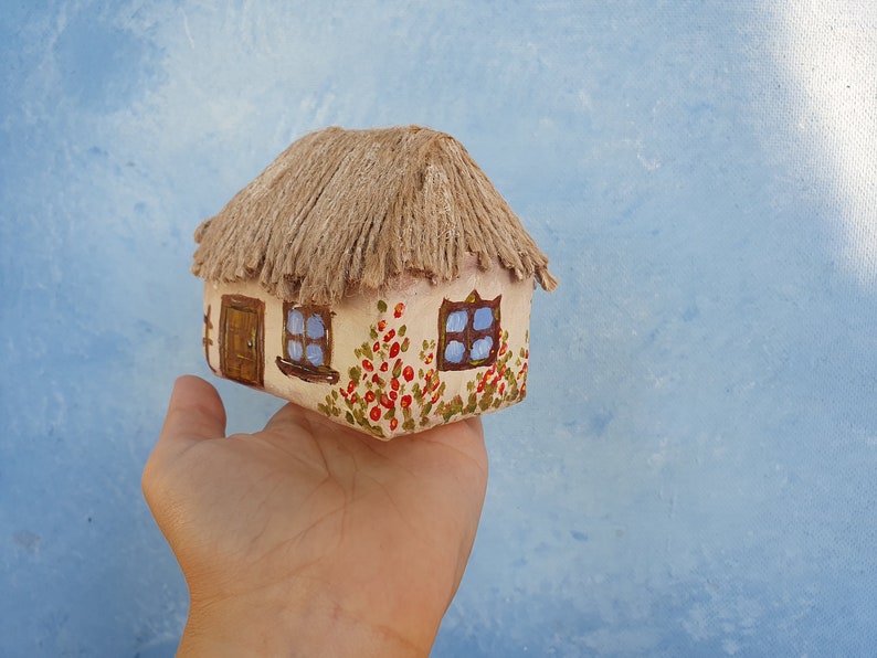 Ornement de collection de maison miniature ukrainienne Ukraine Folk, figurine de maison miniature, figure de maison détaillée faite à la main, objet d'art recyclé image 2