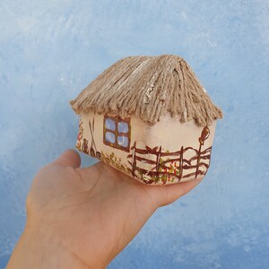 Ornement de collection de maison miniature ukrainienne Ukraine Folk, figurine de maison miniature, figure de maison détaillée faite à la main, objet d'art recyclé image 5