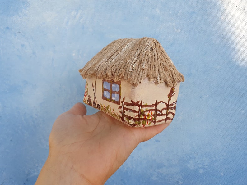 Ornement de collection de maison miniature ukrainienne Ukraine Folk, figurine de maison miniature, figure de maison détaillée faite à la main, objet d'art recyclé image 5