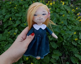 Écolière Tiny Doll, Poupée blonde dans une robe verte, Poupée de chiffon décorative