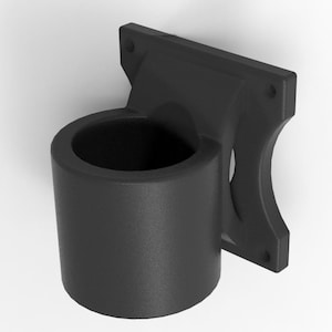Puede incluir: Soporte de pared negro con un soporte cil&iacute;ndrico. El soporte est&aacute; dise&ntilde;ado para sostener un objeto redondo, como una botella o una lata.